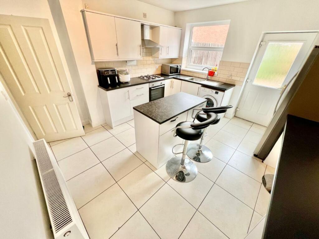 Lovely Spacious Room Near Train Station And University Dallington  Bagian luar foto
