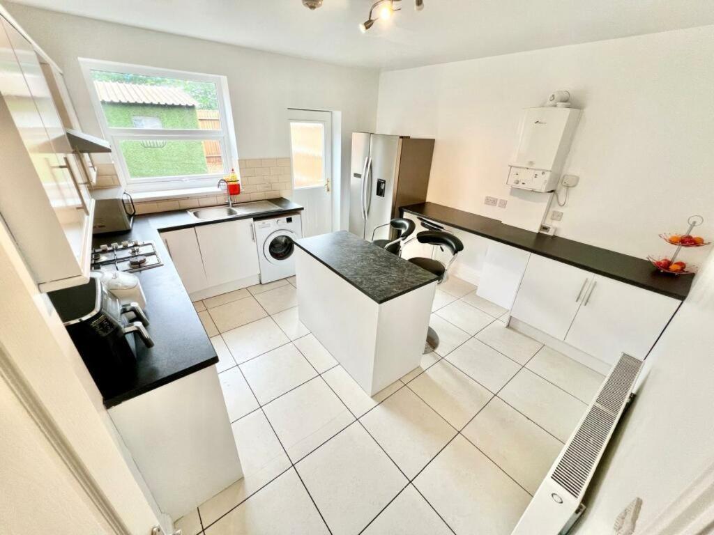 Lovely Spacious Room Near Train Station And University Dallington  Bagian luar foto
