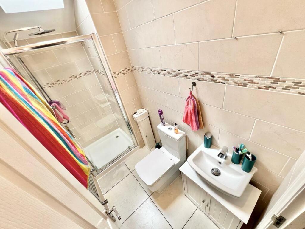 Lovely Spacious Room Near Train Station And University Dallington  Bagian luar foto