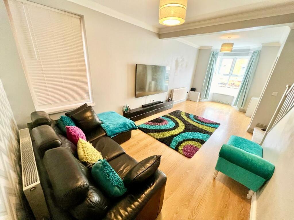 Lovely Spacious Room Near Train Station And University Dallington  Bagian luar foto