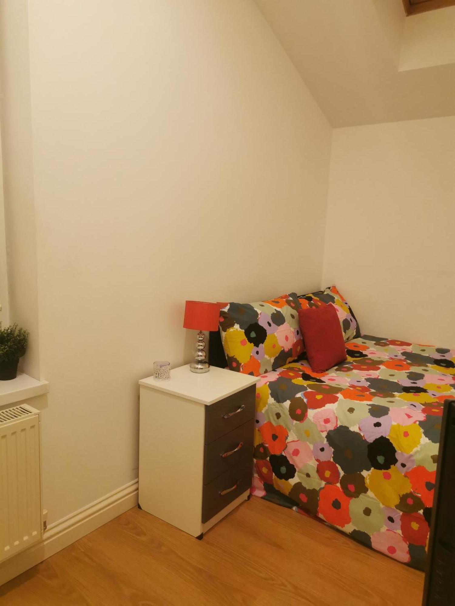 Lovely Spacious Room Near Train Station And University Dallington  Bagian luar foto
